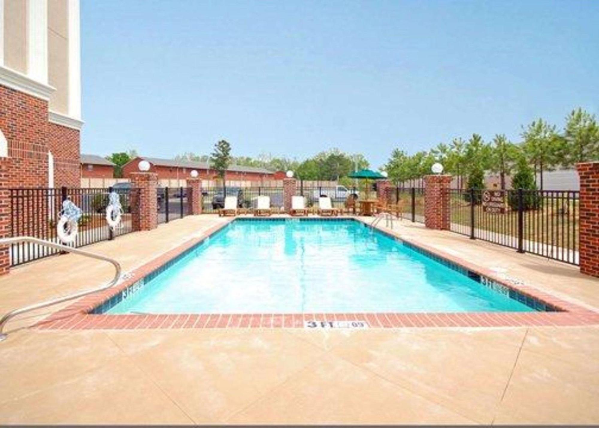 Comfort Suites Airport Luckney Exterior foto